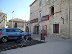 Veloparkplatz vor der Boulangerie. Letzte Stärkung vor Montpellier DSCN0525.JPG